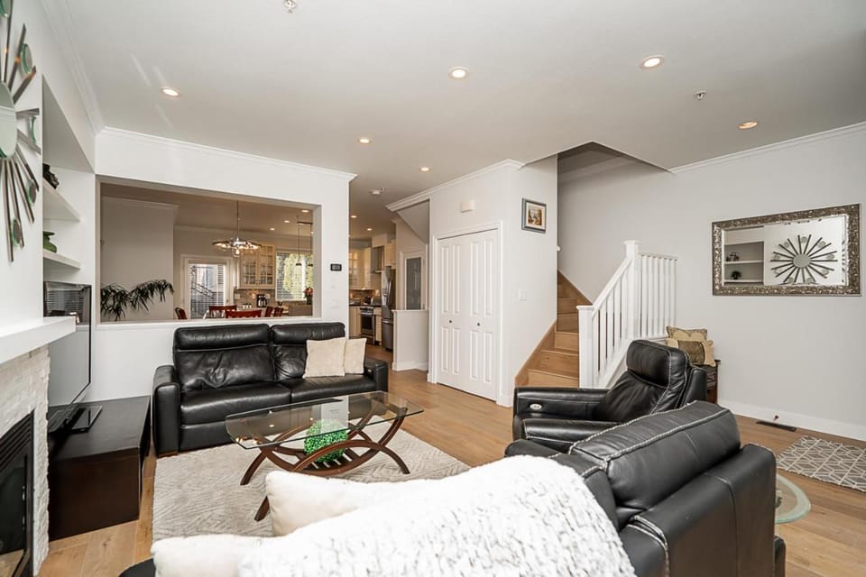 Comfortable and Modern Rowhouse Perfect for BC Escapade, air conditioned House in British Columbia