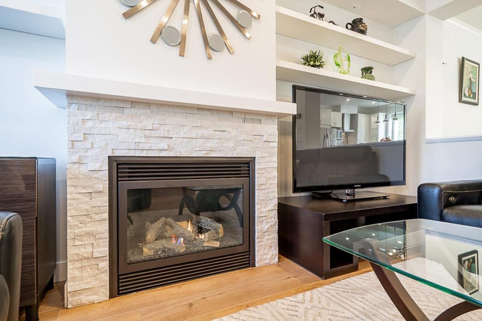 Comfortable and Modern Rowhouse Perfect for BC Escapade, air conditioned House in British Columbia