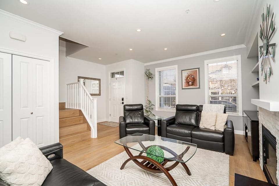 Comfortable and Modern Rowhouse Perfect for BC Escapade, air conditioned House in British Columbia