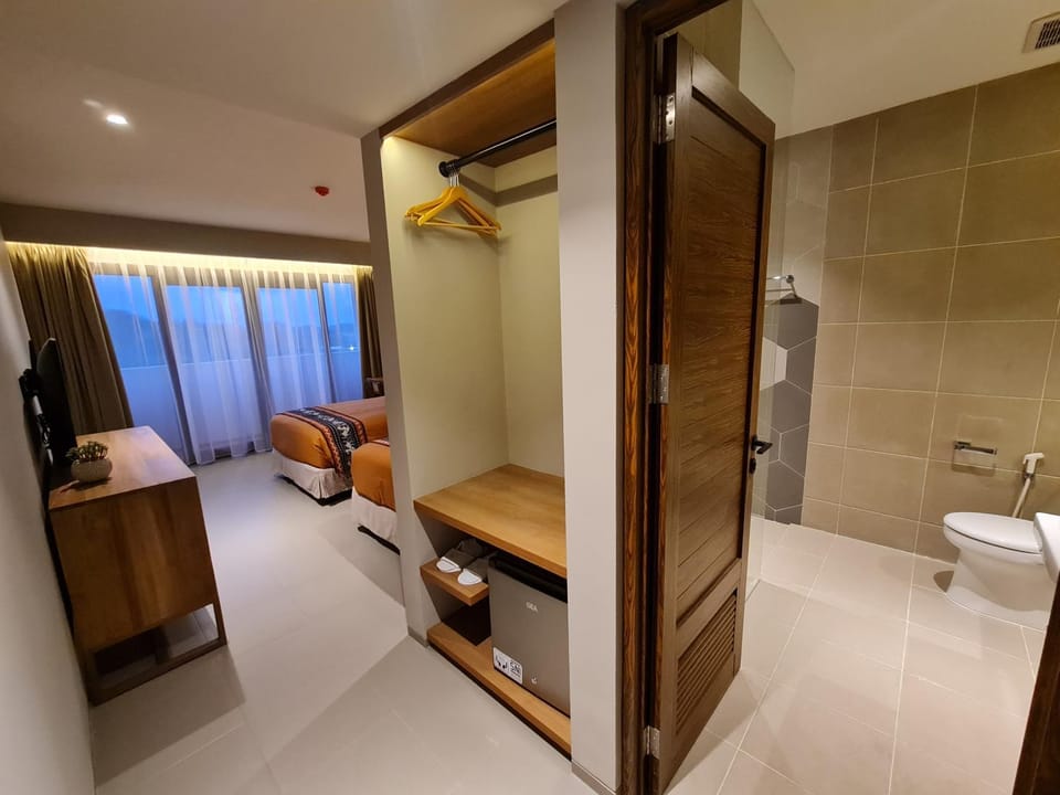 Shower, Toilet, Bed, Bathroom, Photo of the whole room, Bedroom, towels