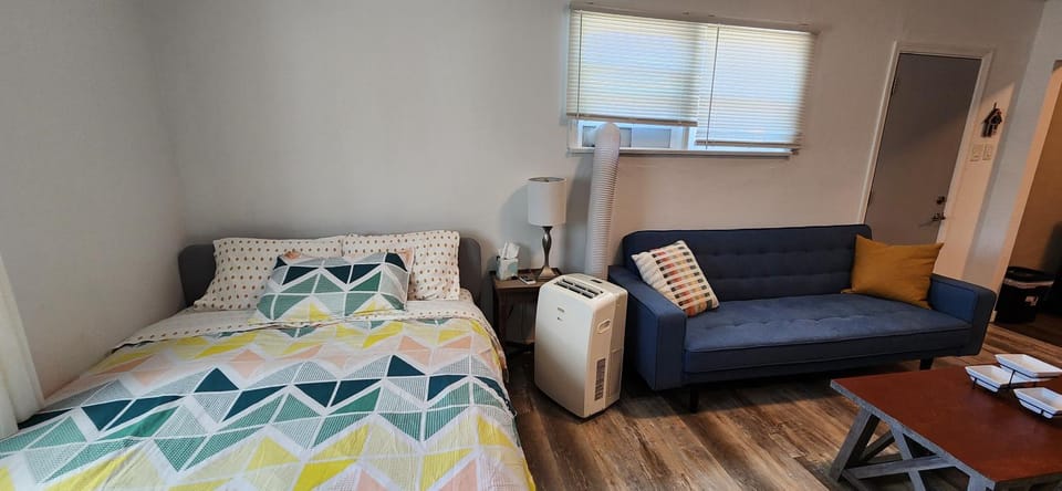 New ! Lovely Studio w/ patio, Parking on premises Apartment in Escondido Village