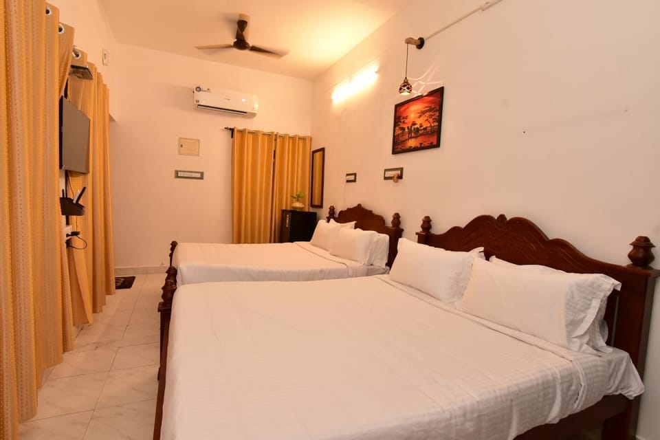 Bed, TV and multimedia, Photo of the whole room, Bedroom, fireplace, air conditioner