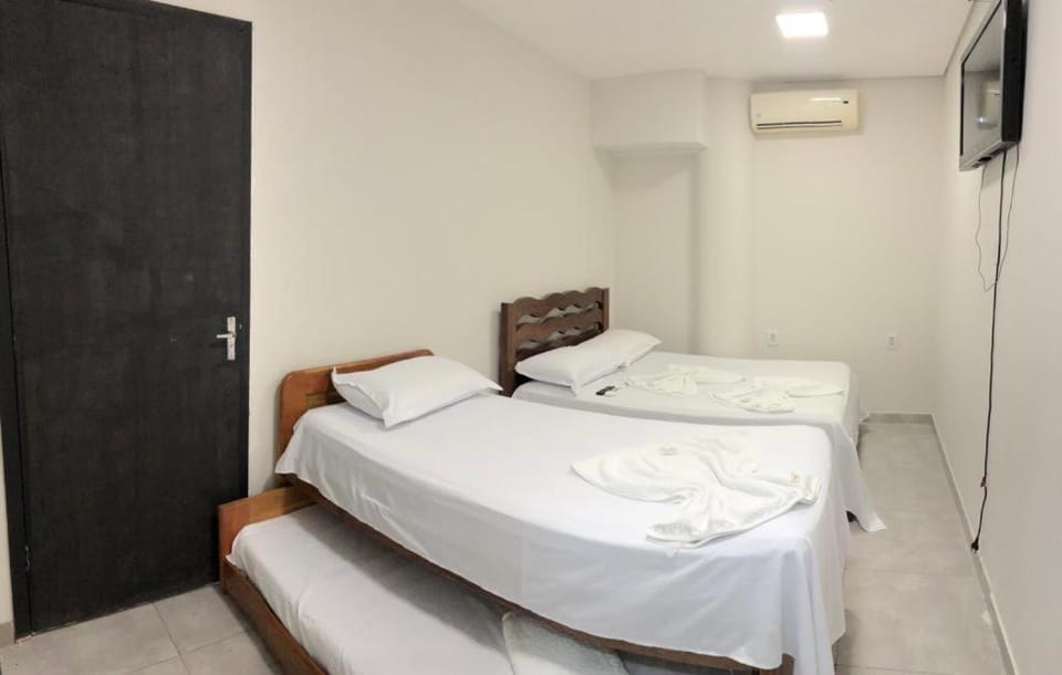 Bed, TV and multimedia, Photo of the whole room, Bedroom, towels, air conditioner
