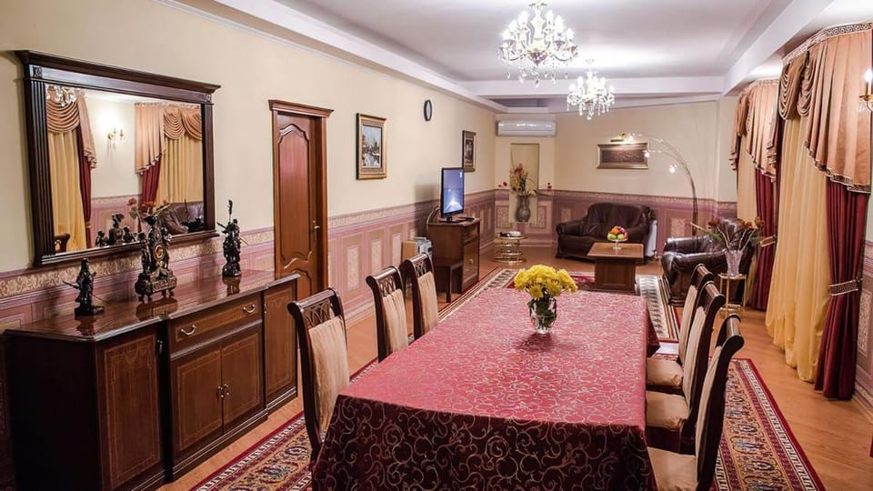 Living room, Seating area, Dining area