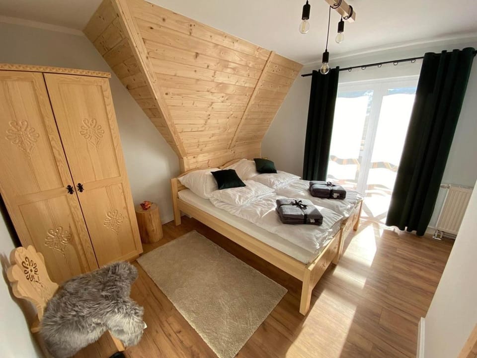 Photo of the whole room, Bedroom, wardrobe