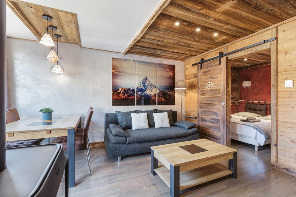 Bed, Living room, Photo of the whole room, Seating area, Bedroom