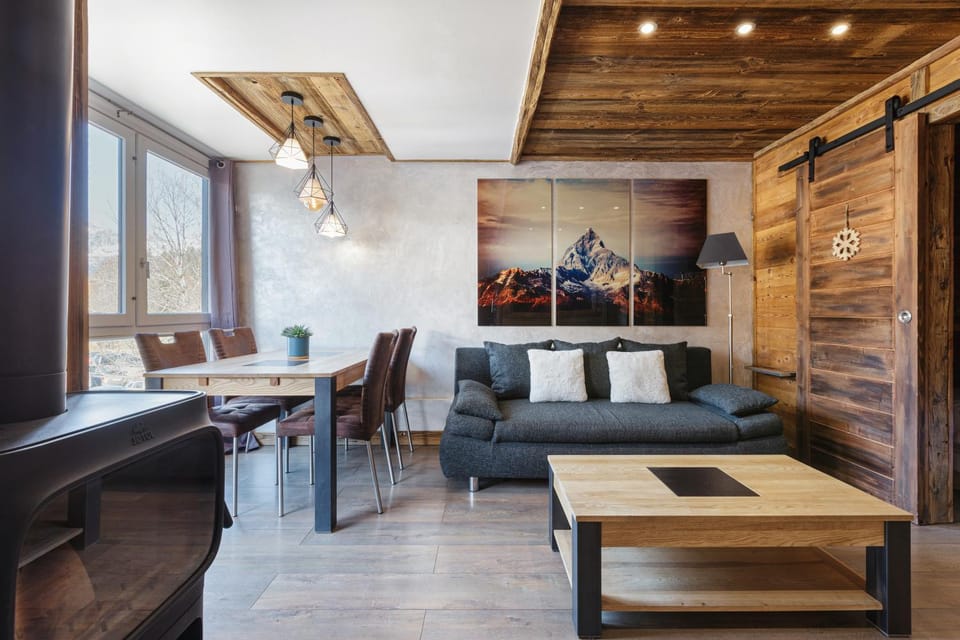 Living room, Photo of the whole room, Seating area, Dining area, Bedroom