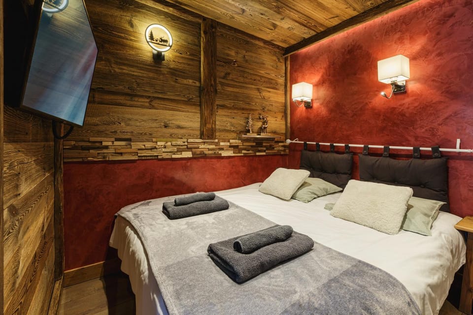 Bed, TV and multimedia, Photo of the whole room, Bedroom, towels