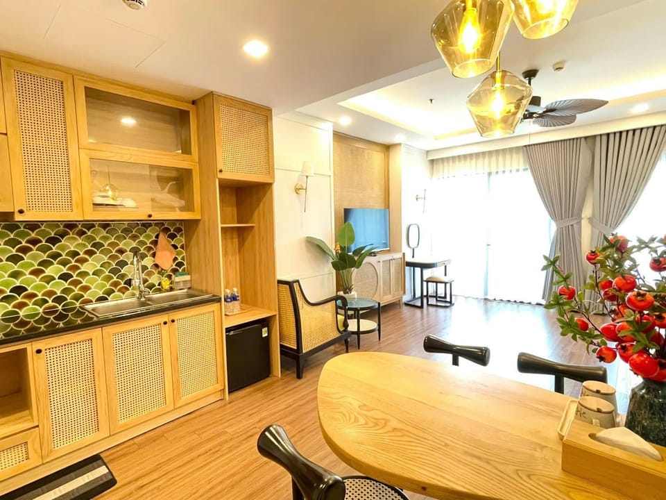 Kitchen or kitchenette, Living room, Seating area, Dining area, fireplace, minibar, oven, pet friendly, stove