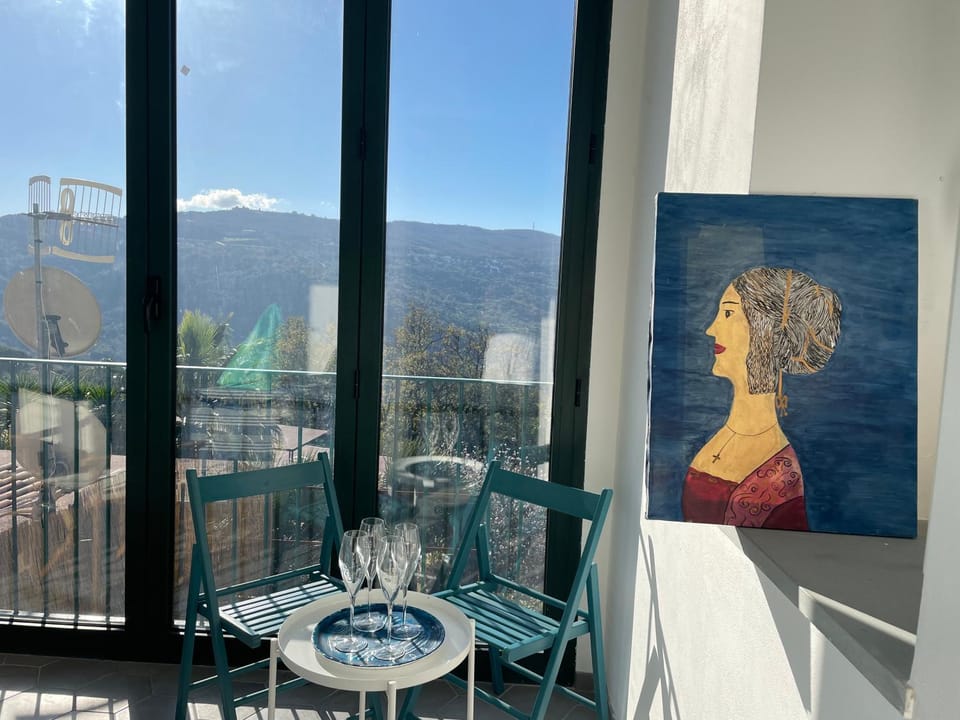 Natural landscape, Balcony/Terrace, Decorative detail, Dining area, Mountain view
