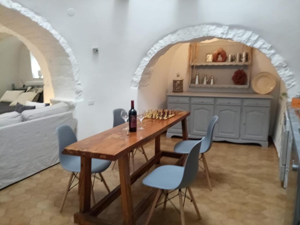 Kitchen or kitchenette, Living room, Food and drinks, Seating area, Dining area, Food