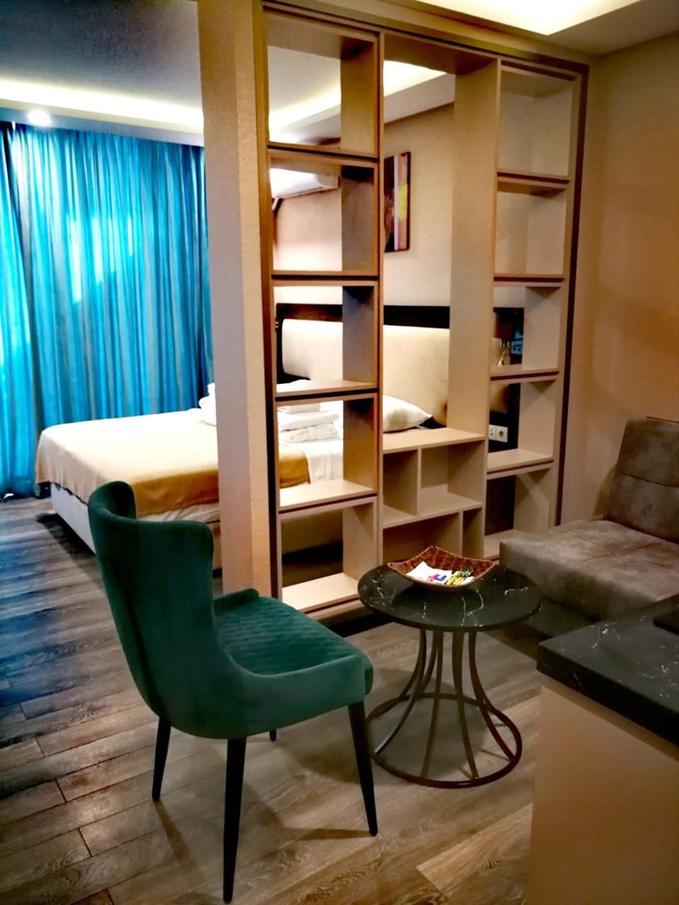 Bed, Living room, Photo of the whole room, Seating area, Dining area, Bedroom, hair dresser