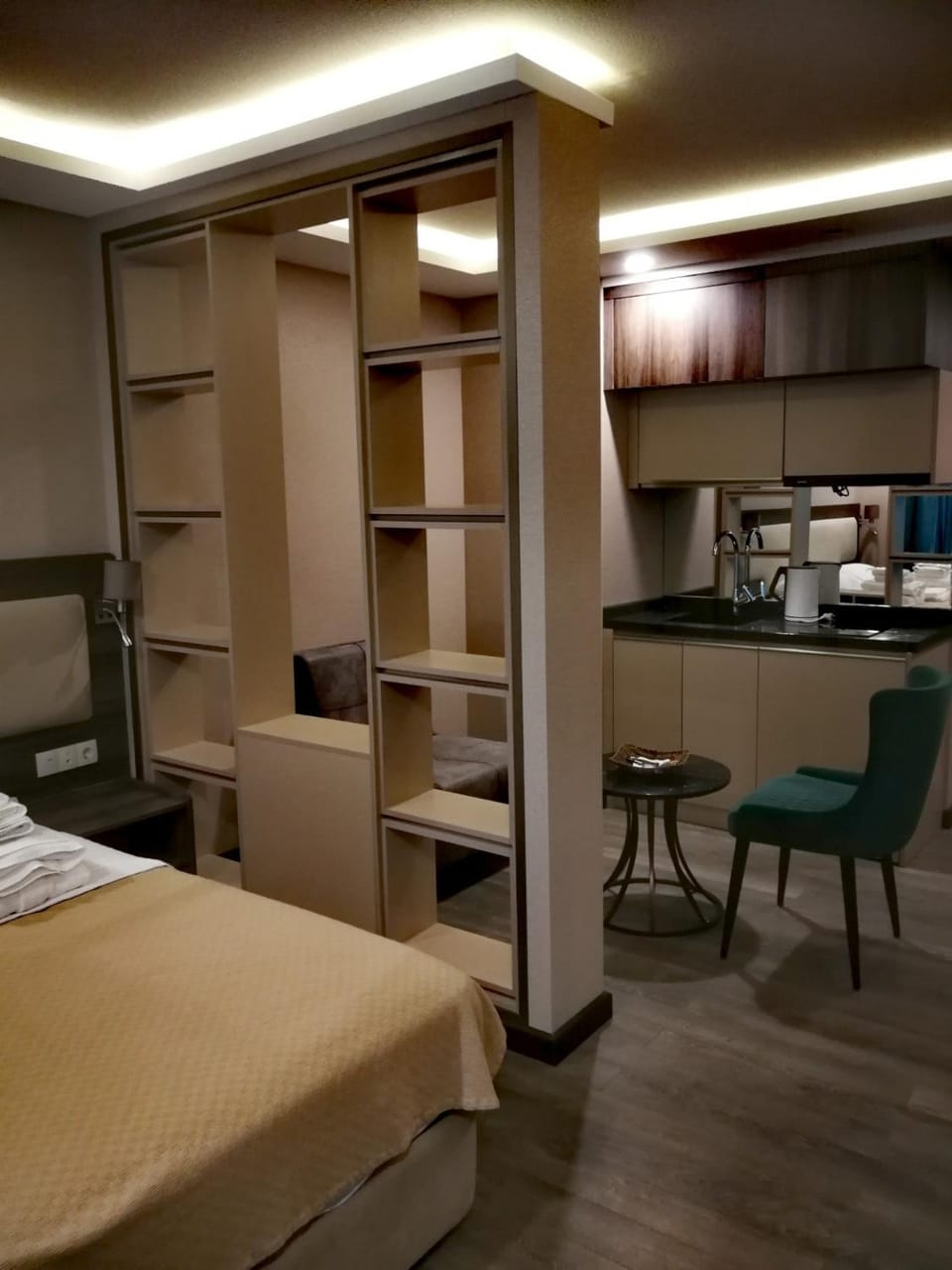 Bed, Coffee/tea facilities, Kitchen or kitchenette, Living room, Seating area, Dining area, Bedroom, hair dresser