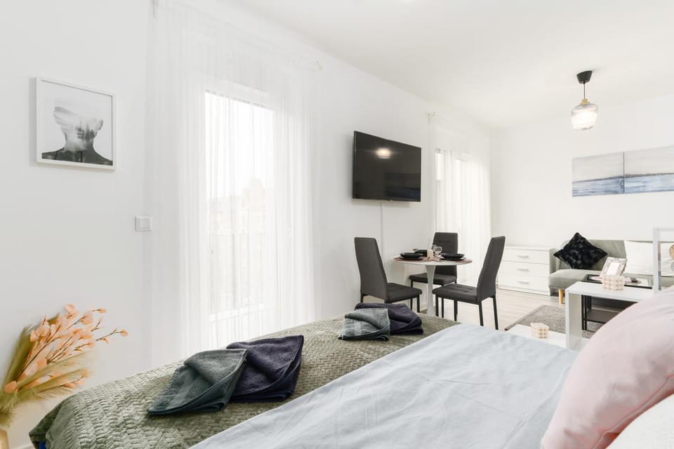 Bed, Dining area