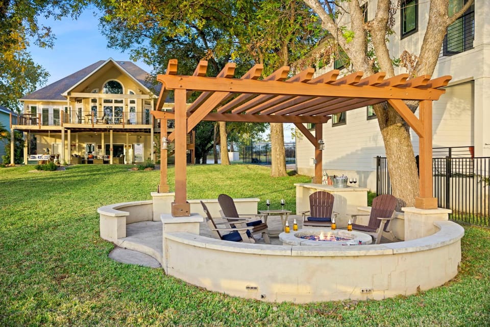 New Listing - Promo Price Waterfront Huge Yard House in Kingsland
