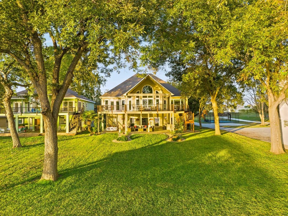 New Listing - Promo Price Waterfront Huge Yard House in Kingsland