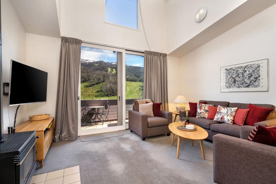 Natural landscape, TV and multimedia, Living room, Seating area, Mountain view