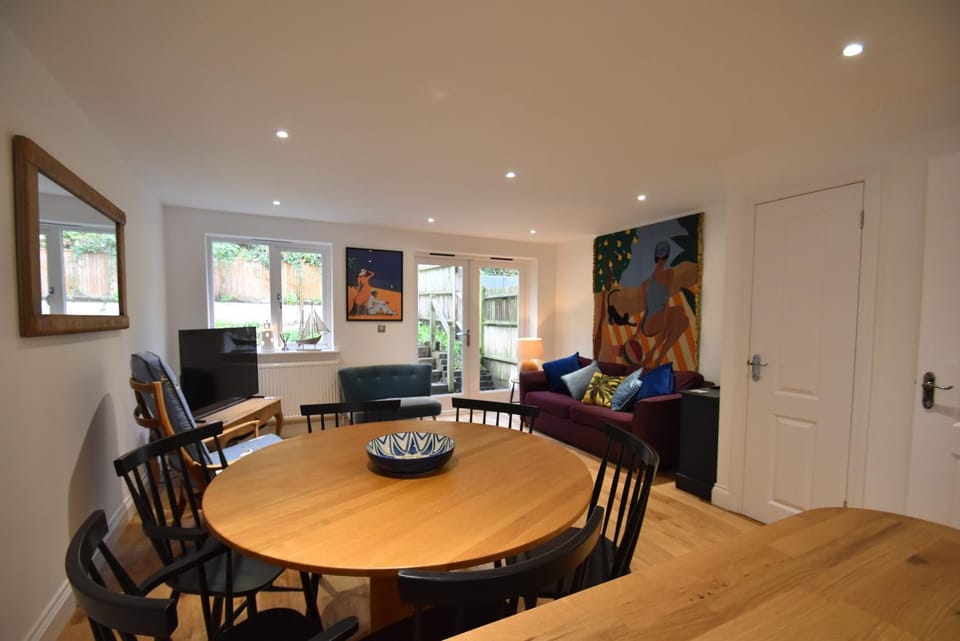 TV and multimedia, Living room, Seating area, Dining area