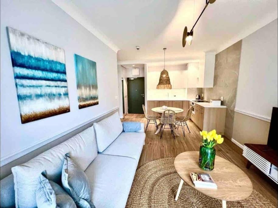 TV and multimedia, Kitchen or kitchenette, Living room, Seating area, Dining area