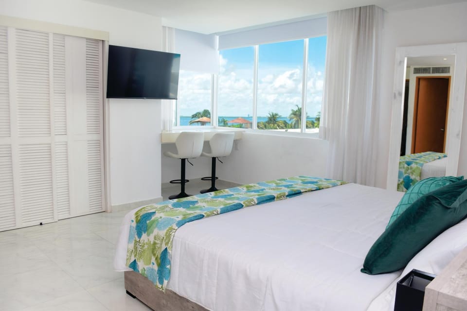 Bed, TV and multimedia, Photo of the whole room, Bedroom, Lake view, wardrobe, air conditioner