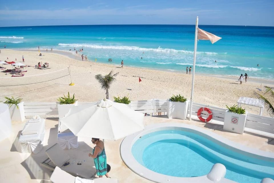 Day, People, Natural landscape, Hot Tub, Beach, Sea view, group of guests, sunbed