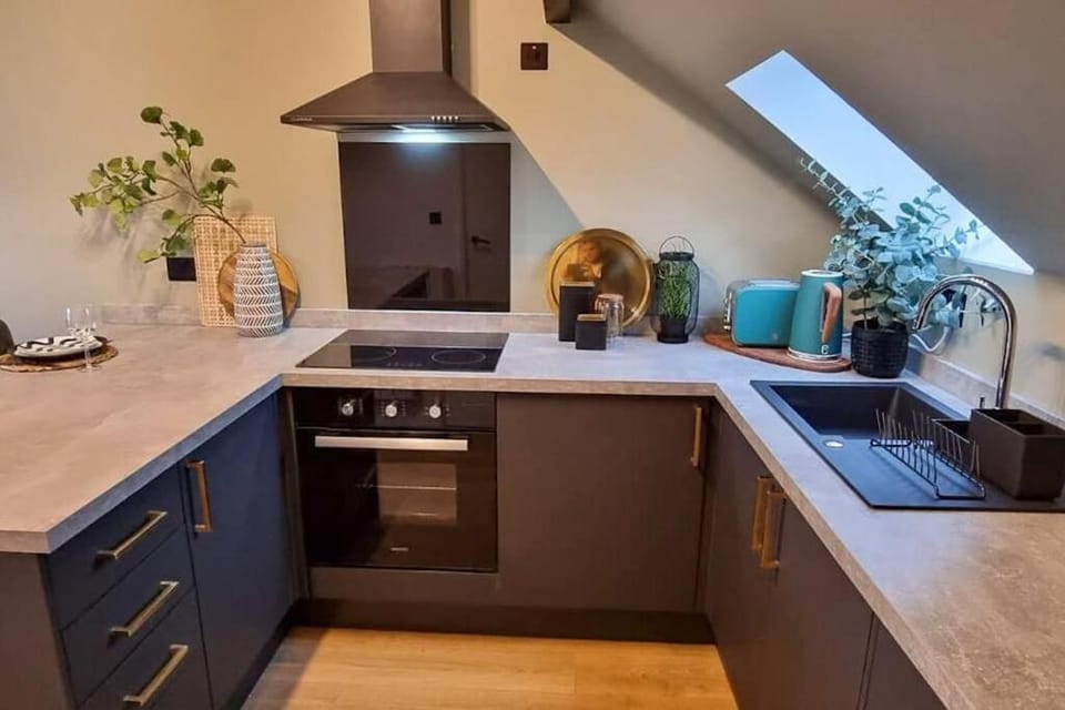 1 Bed Urmston Home Free Parking Apartment in Stretford