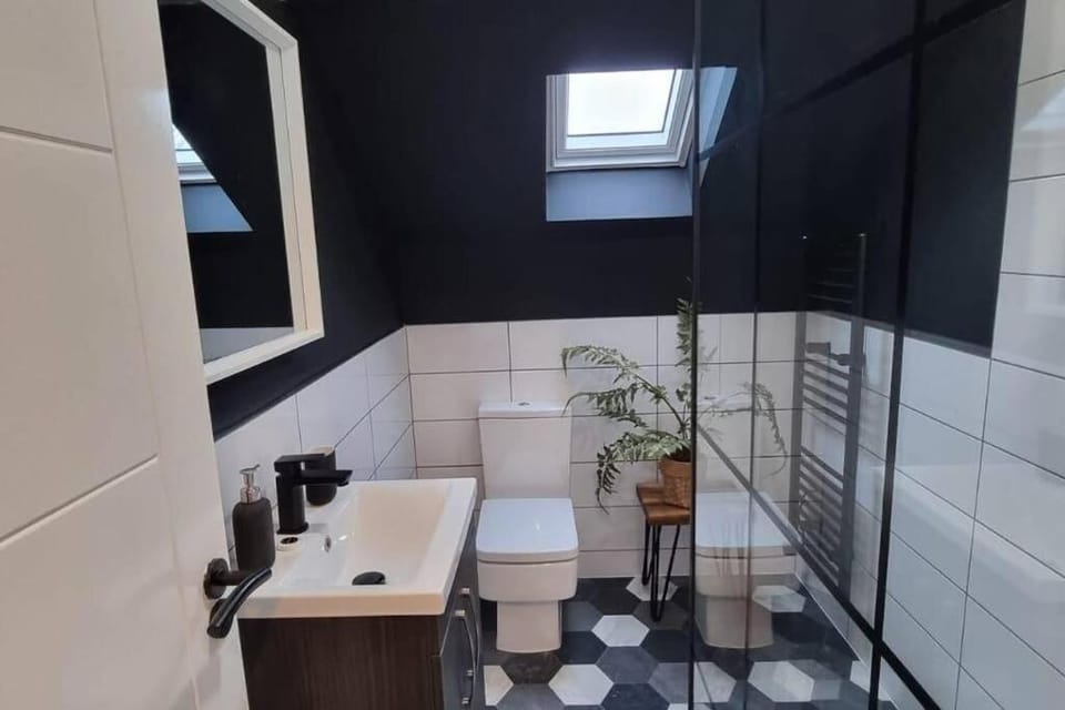1 Bed Urmston Home Free Parking Apartment in Stretford