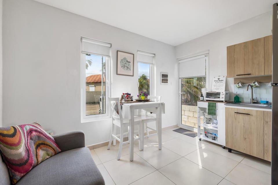 Kitchen or kitchenette, Living room, Seating area, Dining area, minibar, pet friendly, toaster