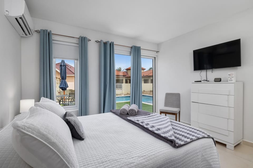 Bed, TV and multimedia, Photo of the whole room, Bedroom, Pool view, air conditioner