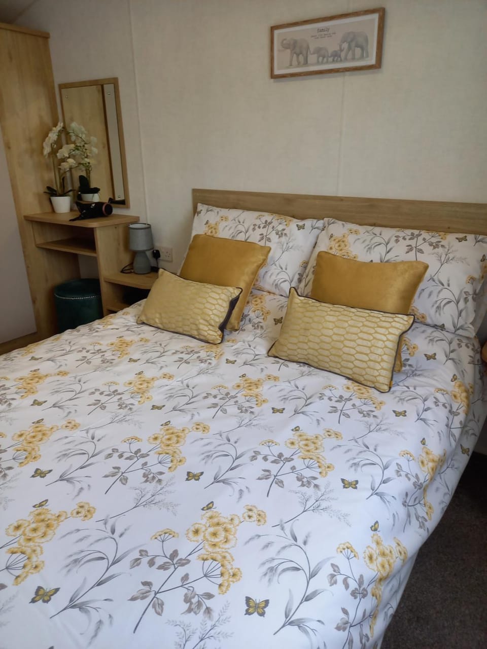Bed, Photo of the whole room, Bedroom