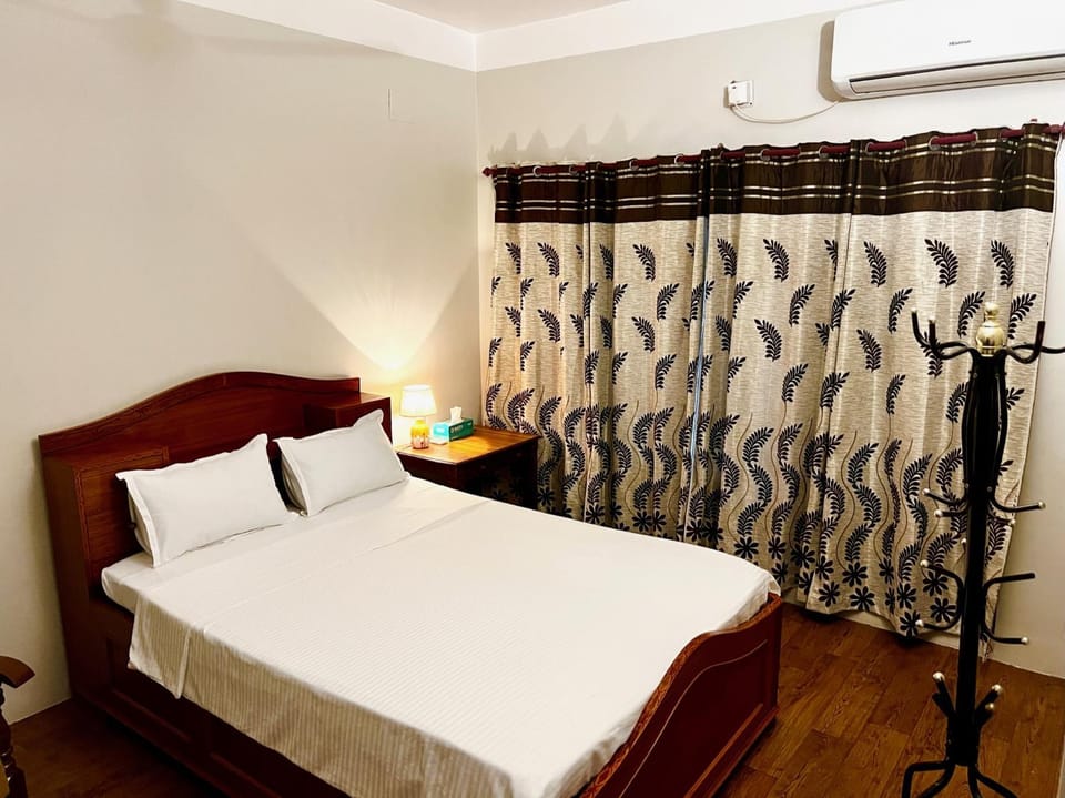 Bed, Photo of the whole room, Bedroom, air conditioner