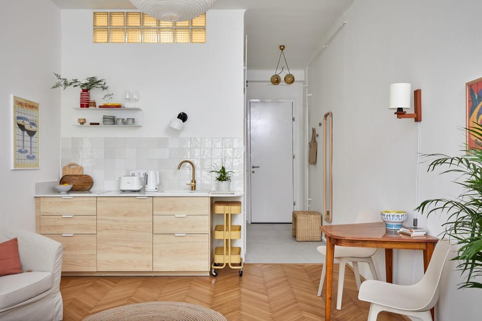 Kitchen or kitchenette, Dining area