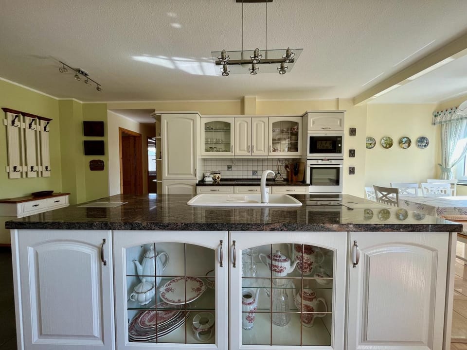 Coffee/tea facilities, Kitchen or kitchenette, dishwasher, minibar, pet friendly, stove