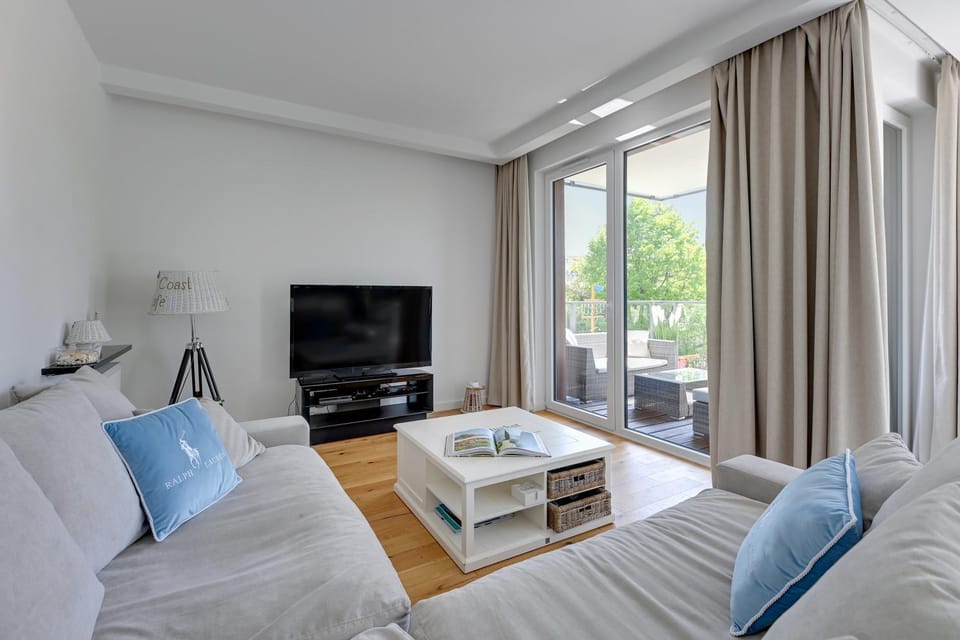 TV and multimedia, Balcony/Terrace, Living room, Photo of the whole room, Decorative detail, Area and facilities