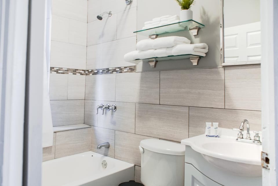 Shower, Toilet, Bathroom, Bath, towels