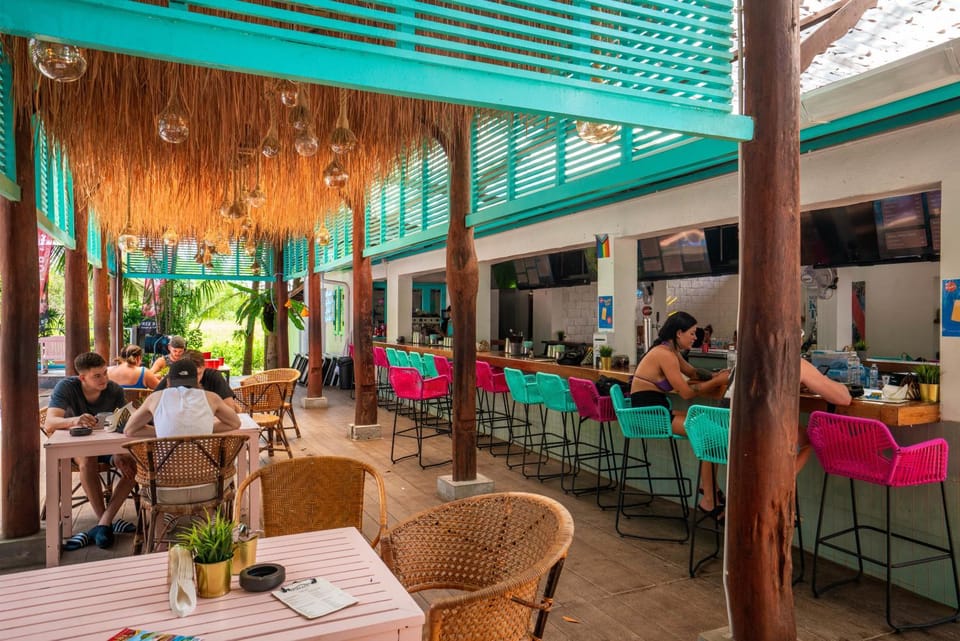 Restaurant/places to eat, Day, People, Banquet/Function facilities, Seating area, group of guests