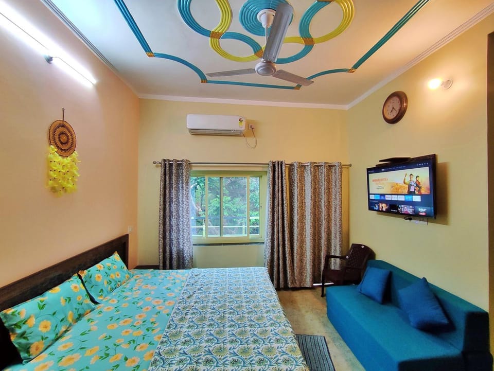Bed, TV and multimedia, View (from property/room), Bedroom