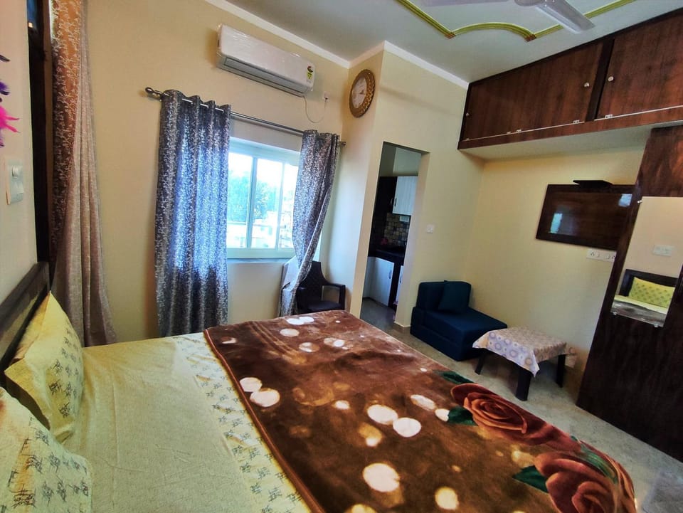 Bed, Seating area, Bedroom, air conditioner