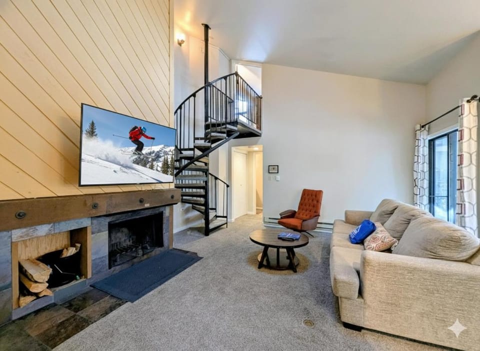TV and multimedia, Living room, Seating area, fireplace, furniture