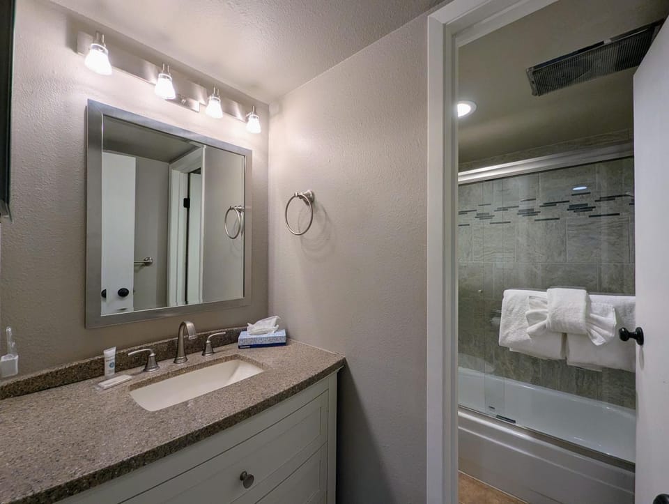 Shower, Bathroom, towels