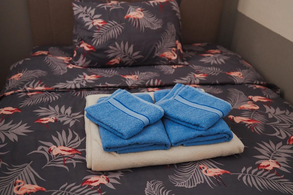 Bed, Bedroom, towels