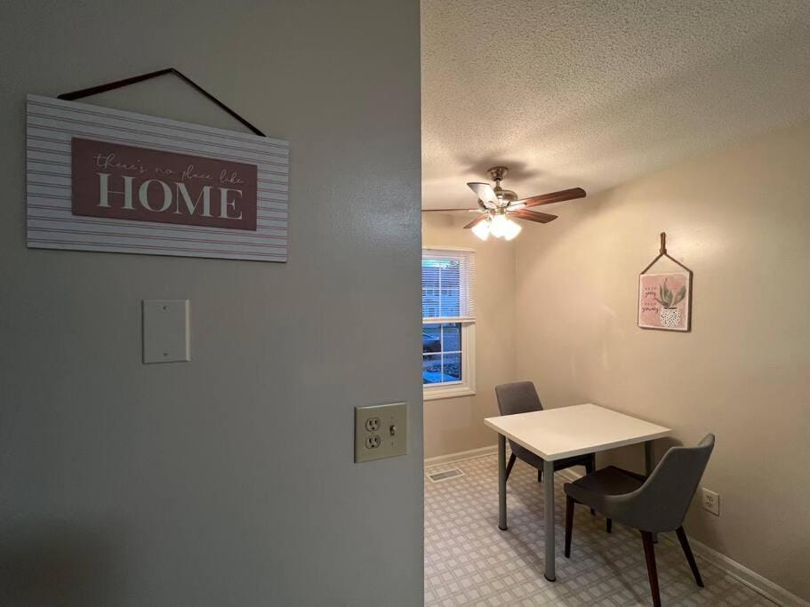 The Red Door 2-bedroom townhouse near VT & RU House in Virginia