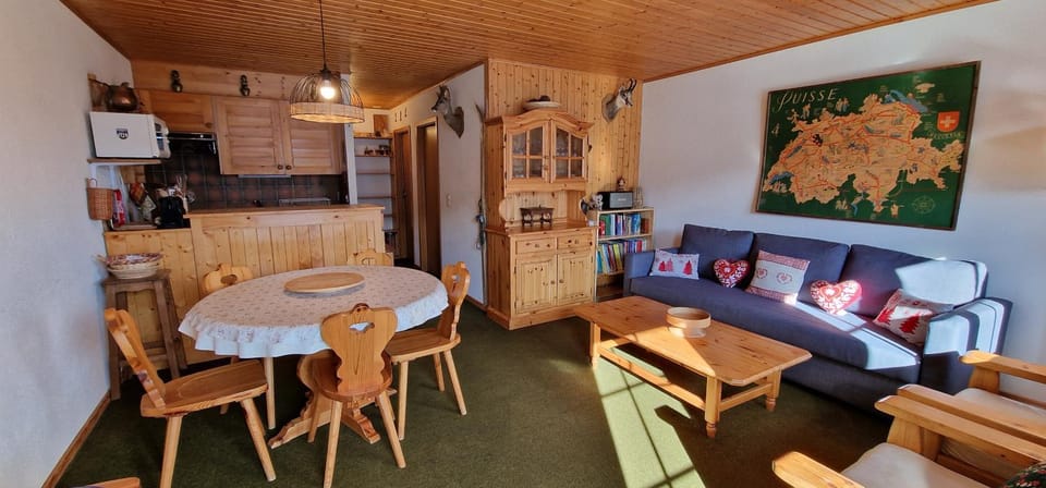 Kitchen or kitchenette, Living room, Seating area, Dining area
