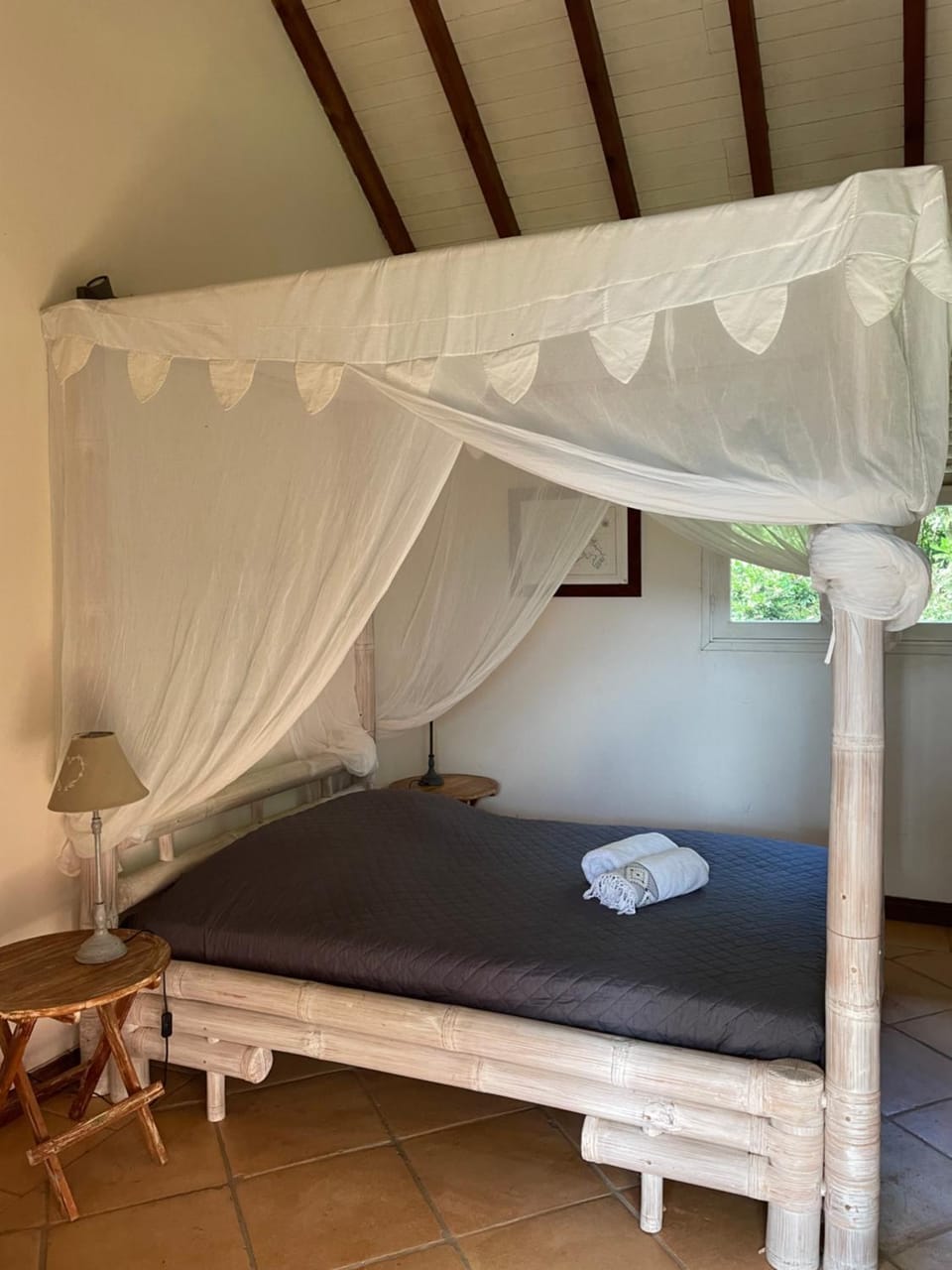 Bed, towels