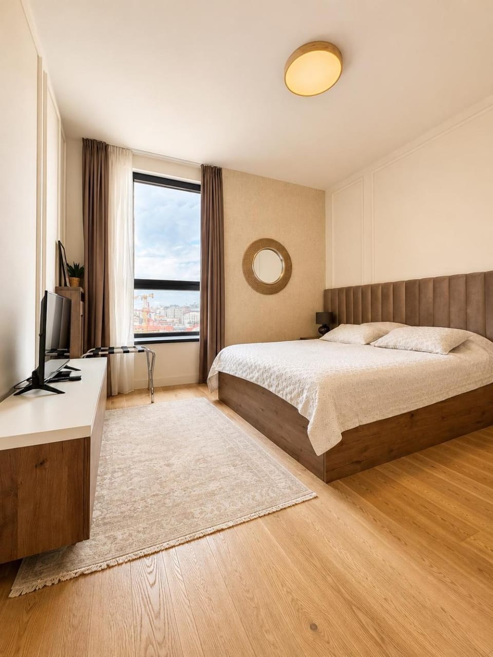 Bed, TV and multimedia, Evening entertainment, Bedroom