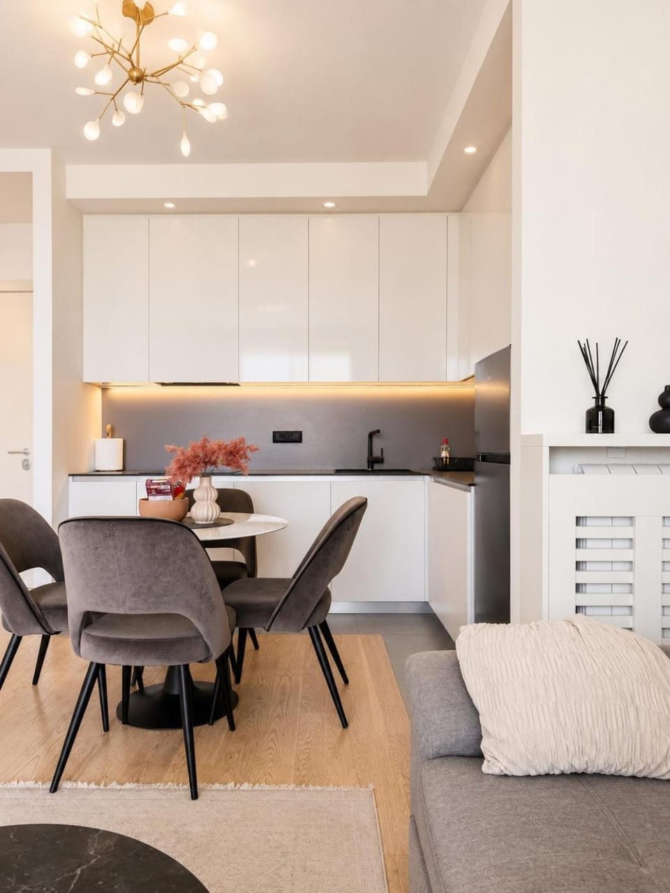 Kitchen or kitchenette, Living room, Seating area, Dining area
