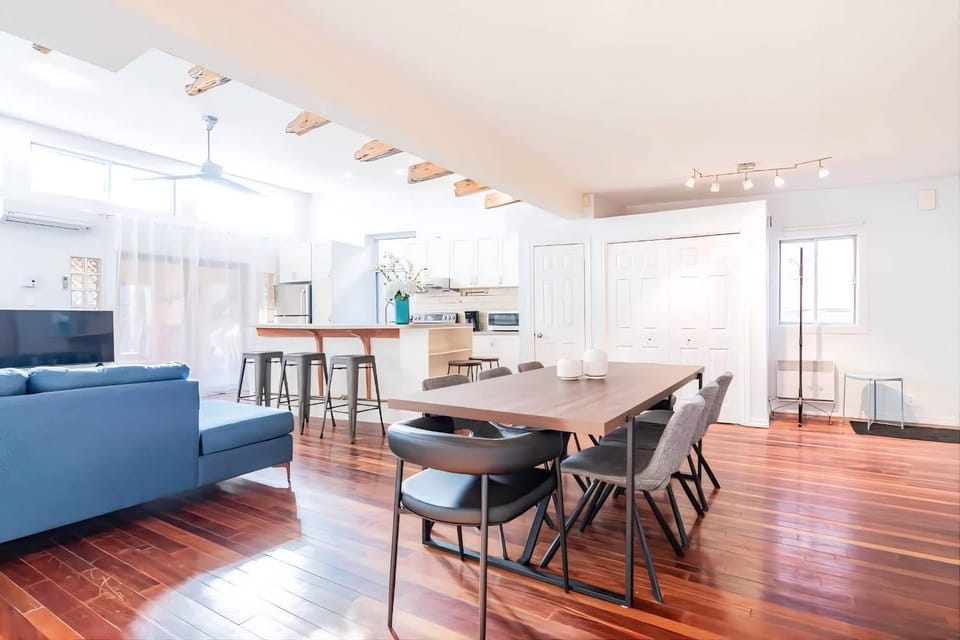 Kitchen or kitchenette, Living room, Seating area, Dining area
