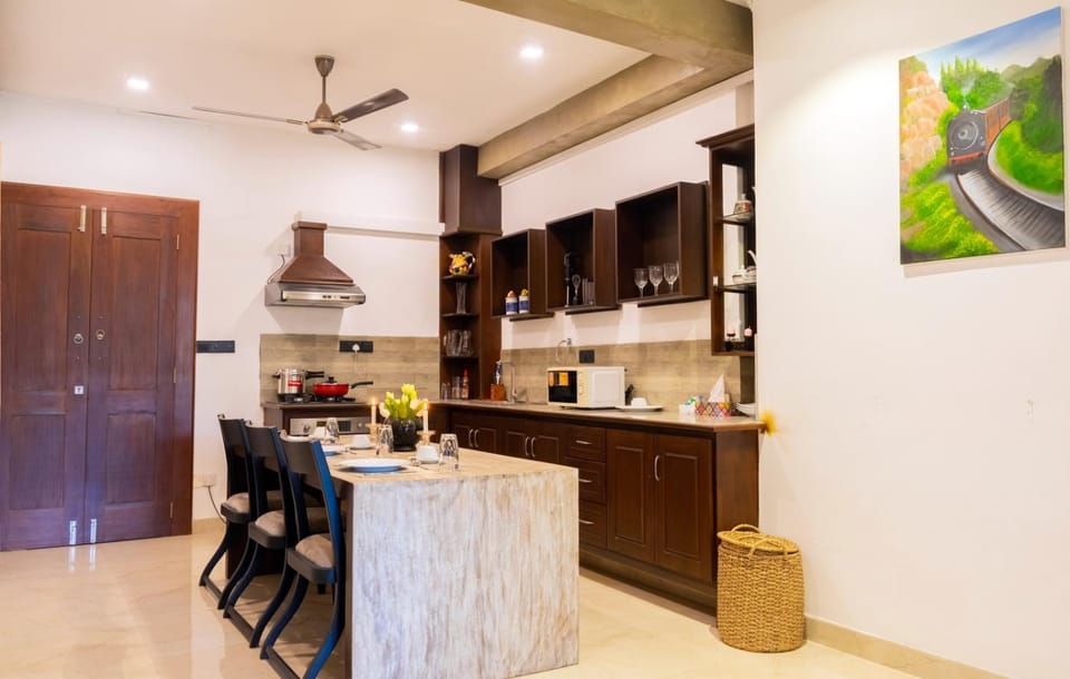 Kitchen or kitchenette, Dining area, fireplace, minibar, stove