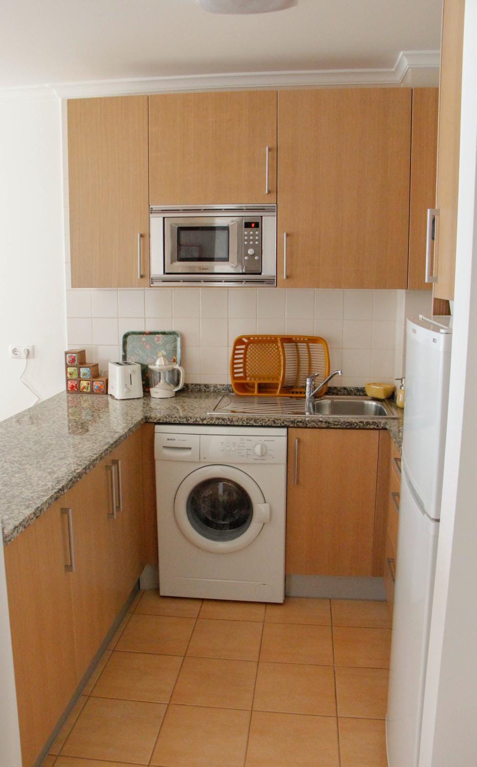 Kitchen or kitchenette, minibar, stove, toaster, washing machine
