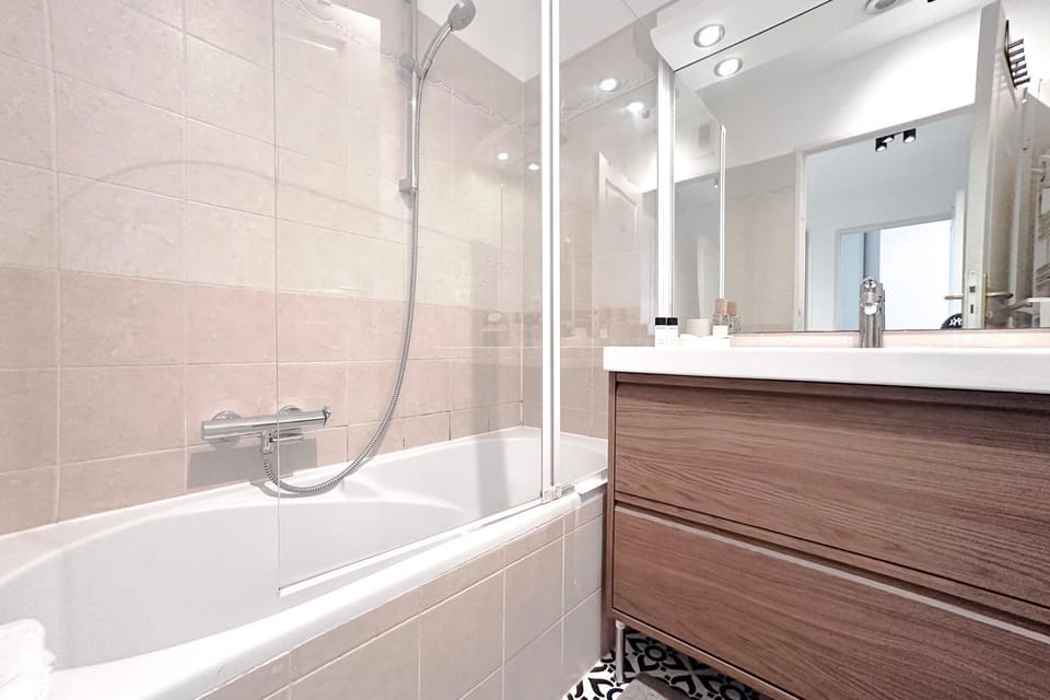 Bathroom, Bath, towels